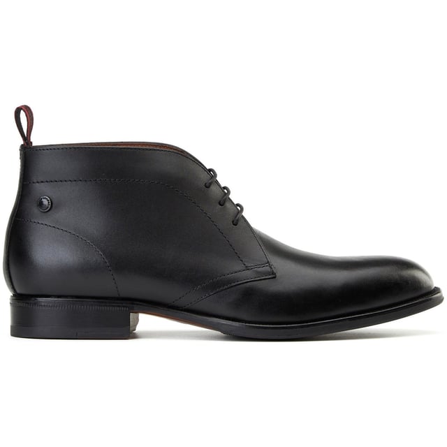 Auf der Suche nach einem klasse Paar Chukka-Stiefel? Dann brauchst du nicht weiter zu suchen als bei Wallis von Base London. Elegant und dennoch leger, diese Stiefel zeichnen sich durch hochwertige Leder-Obermaterialien, eine entspannte 3-Loch-Schnürung und einen praktischen Nylon-Zuglasche für einfachen Zugang aus. Auch eine Ortholite-Innensohle ist mit dabei!