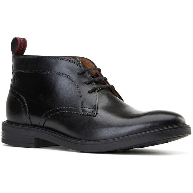 Die Herren 'Lincoln' Chukka Boots von Base London. Hergestellt aus geschmeidigem Leder, einer Ortholite-Einlegesohle und einem entspannten 3-Loch-Design, sind sie perfekt für jeden Arbeitstag oder Wochenendmoment. Zuglasche für einfaches an und Ausziehen enthalten.