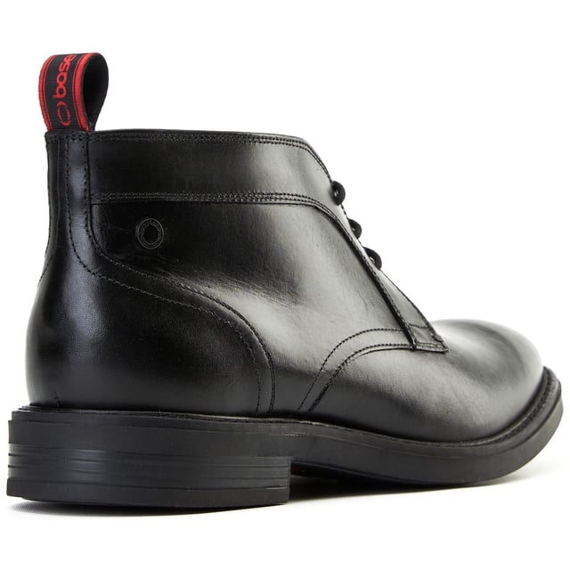 Die Herren 'Lincoln' Chukka Boots von Base London. Hergestellt aus geschmeidigem Leder, einer Ortholite-Einlegesohle und einem entspannten 3-Loch-Design, sind sie perfekt für jeden Arbeitstag oder Wochenendmoment. Zuglasche für einfaches an und Ausziehen enthalten.