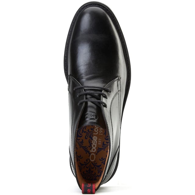Die Herren 'Lincoln' Chukka Boots von Base London. Hergestellt aus geschmeidigem Leder, einer Ortholite-Einlegesohle und einem entspannten 3-Loch-Design, sind sie perfekt für jeden Arbeitstag oder Wochenendmoment. Zuglasche für einfaches an und Ausziehen enthalten.