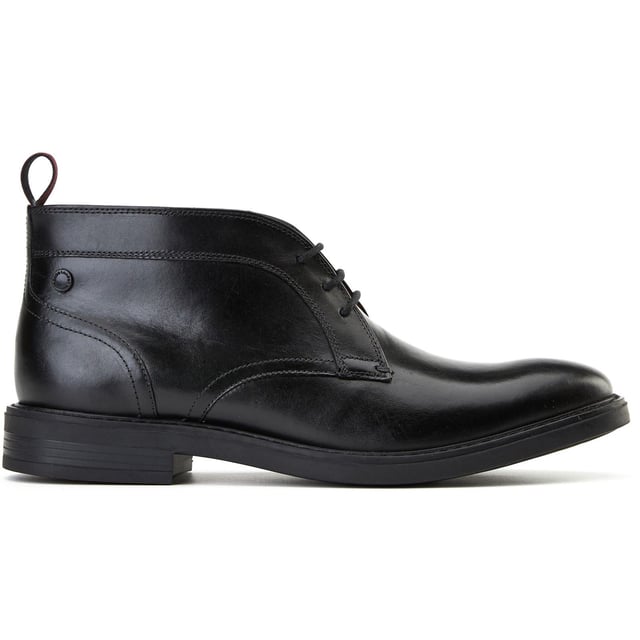 Die Herren 'Lincoln' Chukka Boots von Base London. Hergestellt aus geschmeidigem Leder, einer Ortholite-Einlegesohle und einem entspannten 3-Loch-Design, sind sie perfekt für jeden Arbeitstag oder Wochenendmoment. Zuglasche für einfaches an und Ausziehen enthalten.