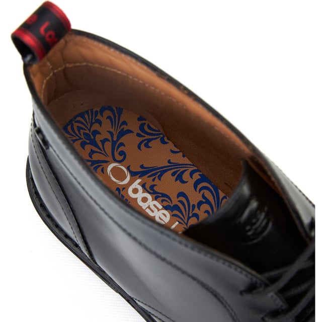 Die Herren 'Lincoln' Chukka Boots von Base London. Hergestellt aus geschmeidigem Leder, einer Ortholite-Einlegesohle und einem entspannten 3-Loch-Design, sind sie perfekt für jeden Arbeitstag oder Wochenendmoment. Zuglasche für einfaches an und Ausziehen enthalten.