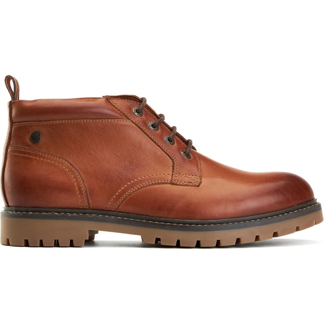 Lässig, robust und mühelos cool. Der Cobalt Knöchelstiefel verfügt über eine gepolsterte Ledermanschette, 4-Löcher-Verschluss und eine Nylon-Zuglasche für einfaches Anziehen. Mit einer profilierten Gummisohle und einer Ortholite-Innensohle ist er für den ganztägigen Komfort mit einer robusten Note konzipiert.