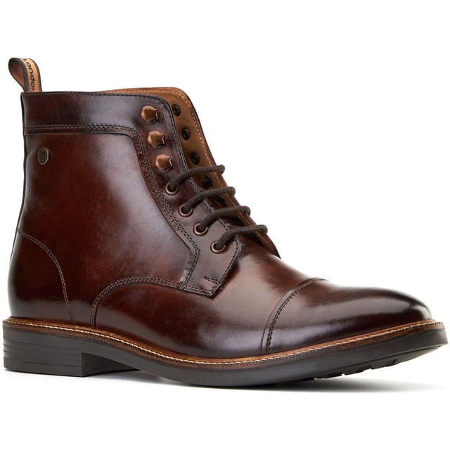Base London Plymouth Leren Heren Bruine Enkellaarzen Robuust maar verfijnd, de Plymouth Boot van Base London heeft soepele leren bovendelen, een zachte leren voering en een comfortabele, met Ortholite gevoerde binnenzool. Met 4 veterogen, 3 skihaken en een ondiepe profielzool, is het stijl en grip zonder de bulk.