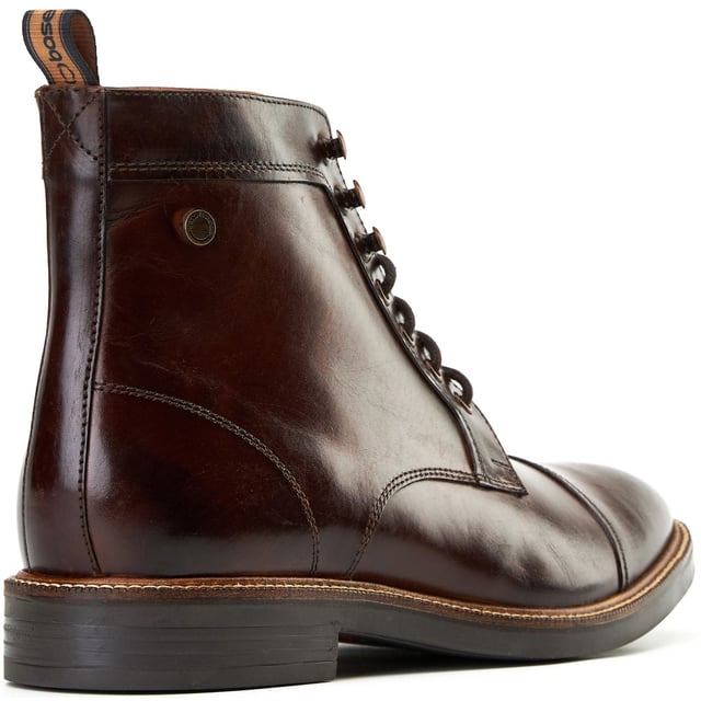 Base London Plymouth Leren Heren Bruine Enkellaarzen Robuust maar verfijnd, de Plymouth Boot van Base London heeft soepele leren bovendelen, een zachte leren voering en een comfortabele, met Ortholite gevoerde binnenzool. Met 4 veterogen, 3 skihaken en een ondiepe profielzool, is het stijl en grip zonder de bulk.