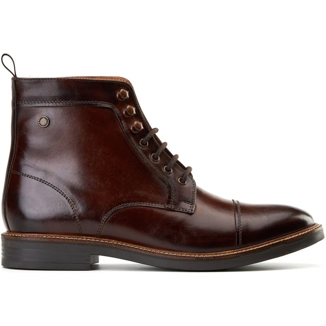 Base London Plymouth Leren Heren Bruine Enkellaarzen Robuust maar verfijnd, de Plymouth Boot van Base London heeft soepele leren bovendelen, een zachte leren voering en een comfortabele, met Ortholite gevoerde binnenzool. Met 4 veterogen, 3 skihaken en een ondiepe profielzool, is het stijl en grip zonder de bulk.