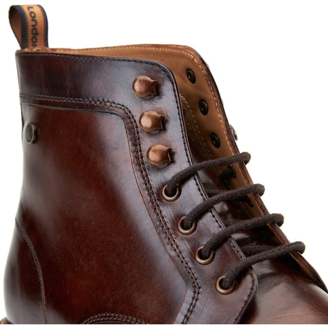 Base London Plymouth Leren Heren Bruine Enkellaarzen Robuust maar verfijnd, de Plymouth Boot van Base London heeft soepele leren bovendelen, een zachte leren voering en een comfortabele, met Ortholite gevoerde binnenzool. Met 4 veterogen, 3 skihaken en een ondiepe profielzool, is het stijl en grip zonder de bulk.