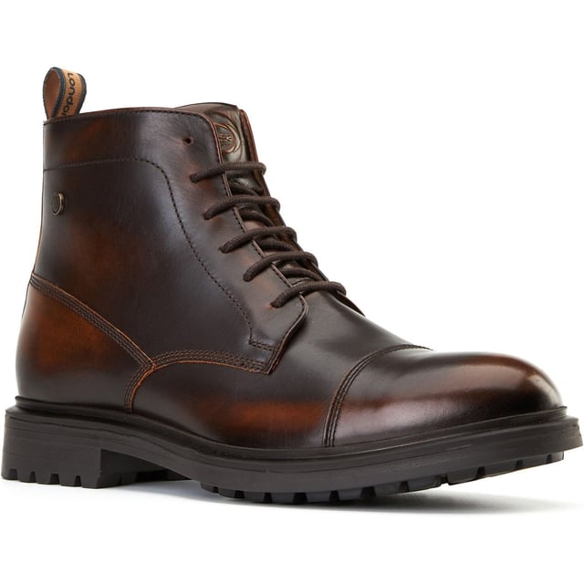 Die Boulton-Zehenkappe-Stiefel von Base London sind aus hochwertigem Leder gefertigt und sitzen fest auf einer modischen Gummisohle für einen selbstbewussten Schritt. Die Ortholite-Technologie im Inneren sorgt dafür, dass sie von Anfang an bequem sind - ein schicker Stiefel für den modernen Gentleman.