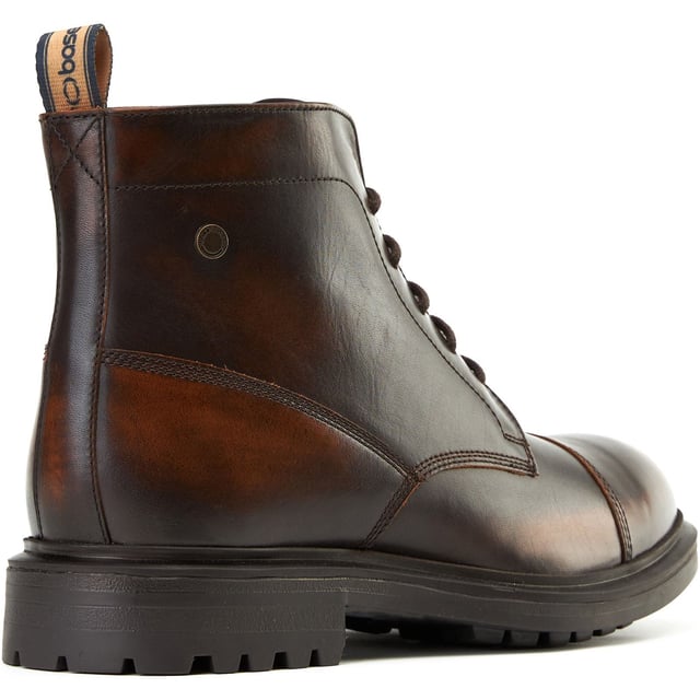 Die Boulton-Zehenkappe-Stiefel von Base London sind aus hochwertigem Leder gefertigt und sitzen fest auf einer modischen Gummisohle für einen selbstbewussten Schritt. Die Ortholite-Technologie im Inneren sorgt dafür, dass sie von Anfang an bequem sind - ein schicker Stiefel für den modernen Gentleman.