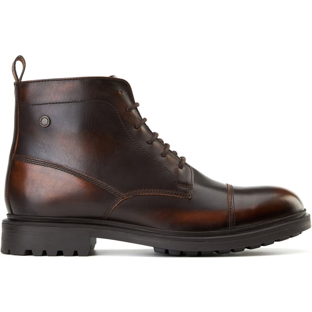 Die Boulton-Zehenkappe-Stiefel von Base London sind aus hochwertigem Leder gefertigt und sitzen fest auf einer modischen Gummisohle für einen selbstbewussten Schritt. Die Ortholite-Technologie im Inneren sorgt dafür, dass sie von Anfang an bequem sind - ein schicker Stiefel für den modernen Gentleman.