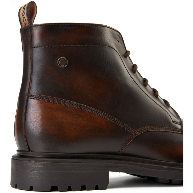 Die Boulton-Zehenkappe-Stiefel von Base London sind aus hochwertigem Leder gefertigt und sitzen fest auf einer modischen Gummisohle für einen selbstbewussten Schritt. Die Ortholite-Technologie im Inneren sorgt dafür, dass sie von Anfang an bequem sind - ein schicker Stiefel für den modernen Gentleman.