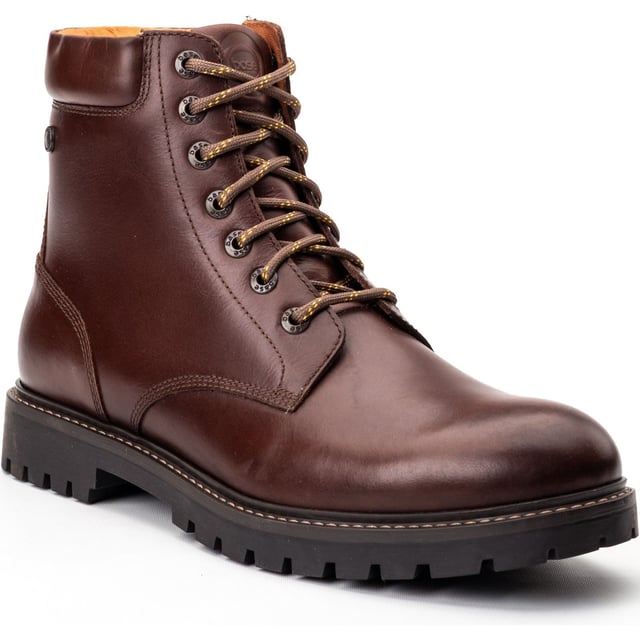 Gebaut für Stil und Stabilität, verfügt der Nickel Boot über hochwertiges Pull-Up-Leder, einen großen gepolsterten Abschluss und Wanderstiefel-Schnürsenkel für eine sichere Passform. Abgerundet wird das Ganze durch eine profilierte Gummisohle für zusätzlichen Halt - ein robustes Must-Have mit urbaner Ausstrahlung.