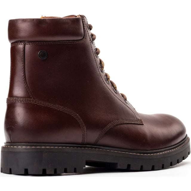 Gebaut für Stil und Stabilität, verfügt der Nickel Boot über hochwertiges Pull-Up-Leder, einen großen gepolsterten Abschluss und Wanderstiefel-Schnürsenkel für eine sichere Passform. Abgerundet wird das Ganze durch eine profilierte Gummisohle für zusätzlichen Halt - ein robustes Must-Have mit urbaner Ausstrahlung.