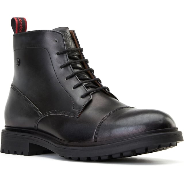 Die Boulton-Zehenkappe-Stiefel von Base London sind aus hochwertigem Leder gefertigt und sitzen fest auf einer modischen Gummisohle für einen selbstbewussten Schritt. Die Ortholite-Technologie im Inneren sorgt dafür, dass sie von Anfang an bequem sind - ein schicker Stiefel für den modernen Gentleman.