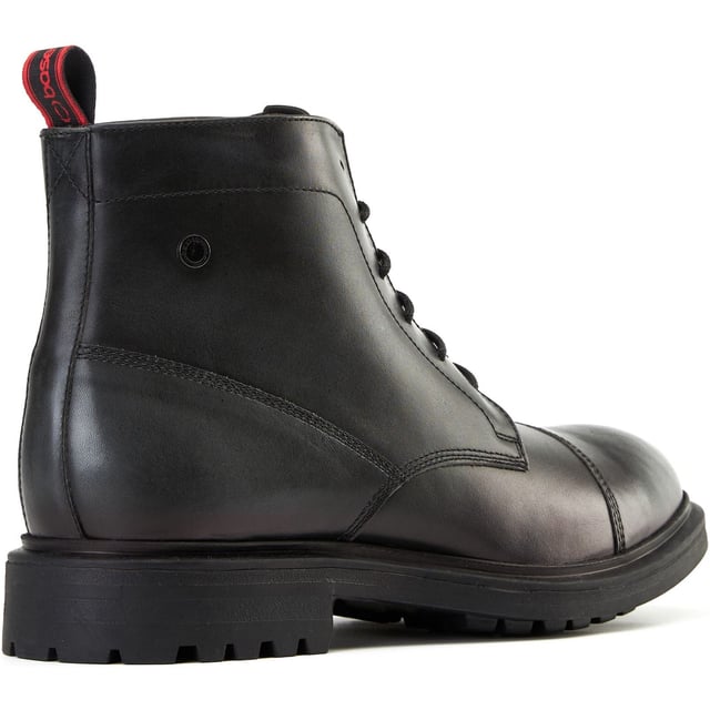 Die Boulton-Zehenkappe-Stiefel von Base London sind aus hochwertigem Leder gefertigt und sitzen fest auf einer modischen Gummisohle für einen selbstbewussten Schritt. Die Ortholite-Technologie im Inneren sorgt dafür, dass sie von Anfang an bequem sind - ein schicker Stiefel für den modernen Gentleman.