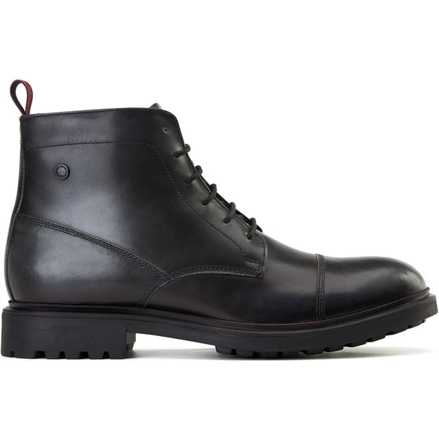 Die Boulton-Zehenkappe-Stiefel von Base London sind aus hochwertigem Leder gefertigt und sitzen fest auf einer modischen Gummisohle für einen selbstbewussten Schritt. Die Ortholite-Technologie im Inneren sorgt dafür, dass sie von Anfang an bequem sind - ein schicker Stiefel für den modernen Gentleman.