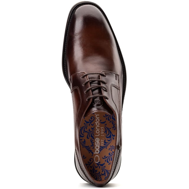 Base London Hülle Leder Herren Braune Schnürschuhe Steigern Sie Ihr Bürospiel mit dem Sleeve Derby-Schuh. Gefertigt aus glattem Leder, mit einer Vier-Laschen-Verschluss und Ortholite-Innensohle für Komfort, sorgt die schlanke Sohle dafür, dass Sie stets scharf und stabil bleiben - denn Selbstbewusstsein beginnt von unten.