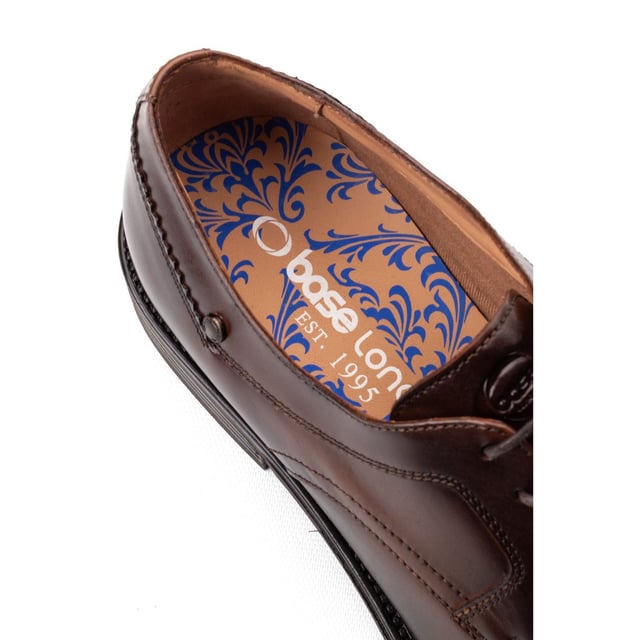 Base London Hülle Leder Herren Braune Schnürschuhe Steigern Sie Ihr Bürospiel mit dem Sleeve Derby-Schuh. Gefertigt aus glattem Leder, mit einer Vier-Laschen-Verschluss und Ortholite-Innensohle für Komfort, sorgt die schlanke Sohle dafür, dass Sie stets scharf und stabil bleiben - denn Selbstbewusstsein beginnt von unten.