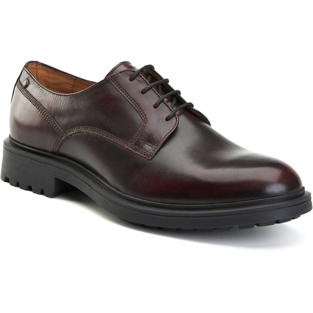 Base London Locke Leder Herren Bordo Schnürschuhe Inspiriert von den Laufstegen Mailands fühlt sich der Locke Derby mit glattem Zehenbereich von Base London ein wenig besonderer an als Ihr durchschnittlicher Arbeitsschuh. Das hochwertige Lederobermaterial ist exquisit verarbeitet und die Gummisohle bietet einen sicheren Schritt.