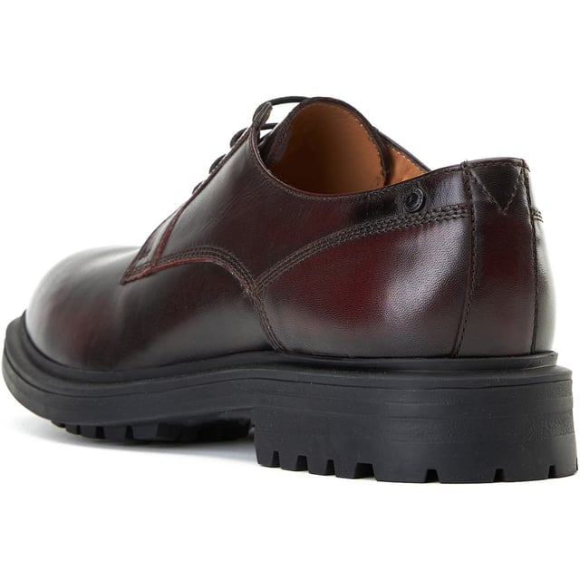 Base London Locke Leder Herren Bordo Schnürschuhe Inspiriert von den Laufstegen Mailands fühlt sich der Locke Derby mit glattem Zehenbereich von Base London ein wenig besonderer an als Ihr durchschnittlicher Arbeitsschuh. Das hochwertige Lederobermaterial ist exquisit verarbeitet und die Gummisohle bietet einen sicheren Schritt.