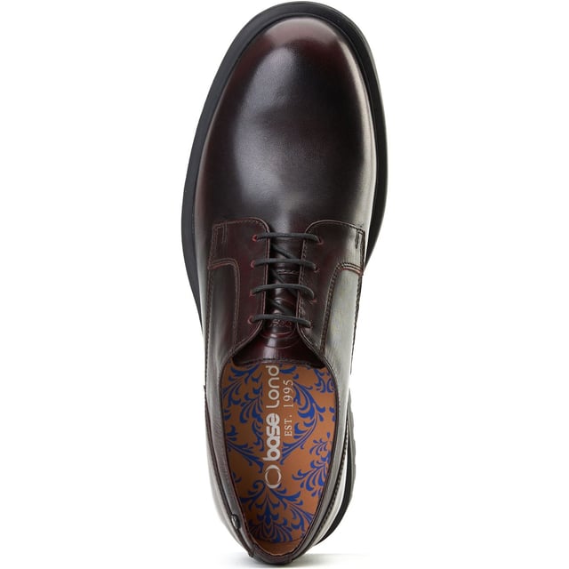 Base London Locke Leder Herren Bordo Schnürschuhe Inspiriert von den Laufstegen Mailands fühlt sich der Locke Derby mit glattem Zehenbereich von Base London ein wenig besonderer an als Ihr durchschnittlicher Arbeitsschuh. Das hochwertige Lederobermaterial ist exquisit verarbeitet und die Gummisohle bietet einen sicheren Schritt.