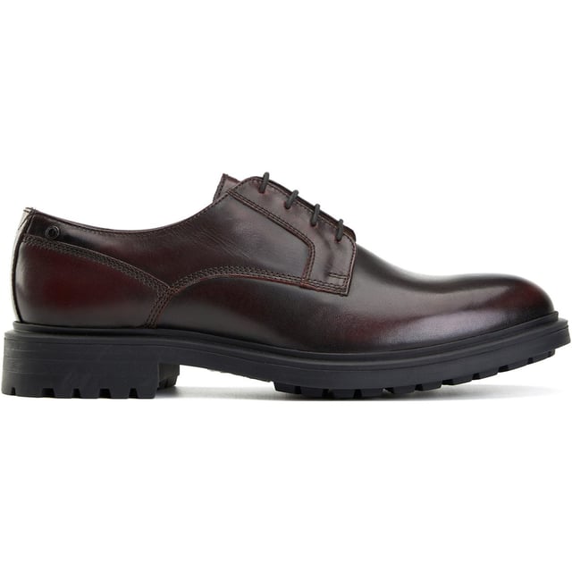 Base London Locke Leder Herren Bordo Schnürschuhe Inspiriert von den Laufstegen Mailands fühlt sich der Locke Derby mit glattem Zehenbereich von Base London ein wenig besonderer an als Ihr durchschnittlicher Arbeitsschuh. Das hochwertige Lederobermaterial ist exquisit verarbeitet und die Gummisohle bietet einen sicheren Schritt.