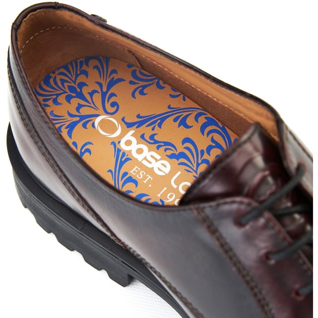 Base London Locke Leder Herren Bordo Schnürschuhe Inspiriert von den Laufstegen Mailands fühlt sich der Locke Derby mit glattem Zehenbereich von Base London ein wenig besonderer an als Ihr durchschnittlicher Arbeitsschuh. Das hochwertige Lederobermaterial ist exquisit verarbeitet und die Gummisohle bietet einen sicheren Schritt.