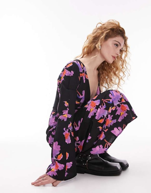 Dresses by Topshop Welcome to the next phase of Topshop Plunge neck Flared sleeves Zip fastening Regular fitSold By: Asos