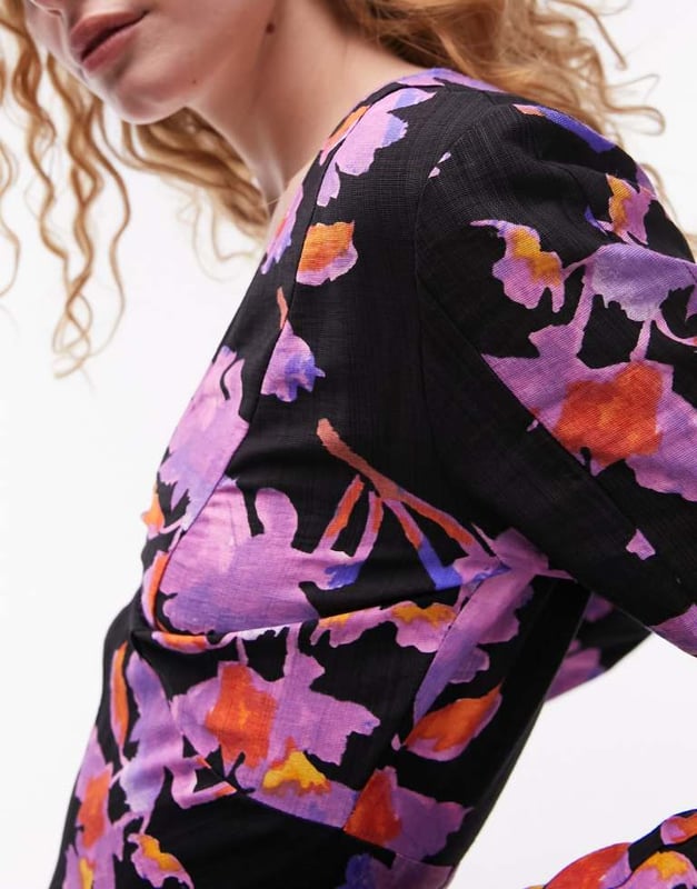 Dresses by Topshop Welcome to the next phase of Topshop Plunge neck Flared sleeves Zip fastening Regular fitSold By: Asos