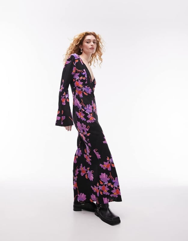 Dresses by Topshop Welcome to the next phase of Topshop Plunge neck Flared sleeves Zip fastening Regular fitSold By: Asos