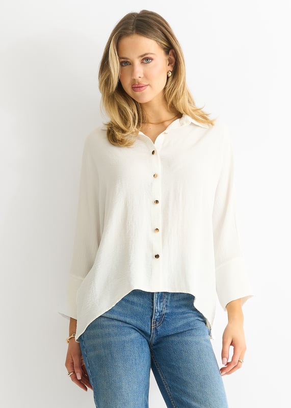 Gönnen Sie sich mühelose Eleganz mit unserer weißen Kimono-Bluse in Übergröße. Mit ihrer übergroßen Passform und der luxuriösen weißen Farbe ist diese Bluse perfekt für jeden Anlass. Der Kimono-Stil verleiht ihr einen Hauch von Raffinesse, während die bequeme und luftige Passform sie perfekt für den ganzen Tag macht. Peppen Sie Ihre Garderobe mit diesem zeitlosen Stück auf.