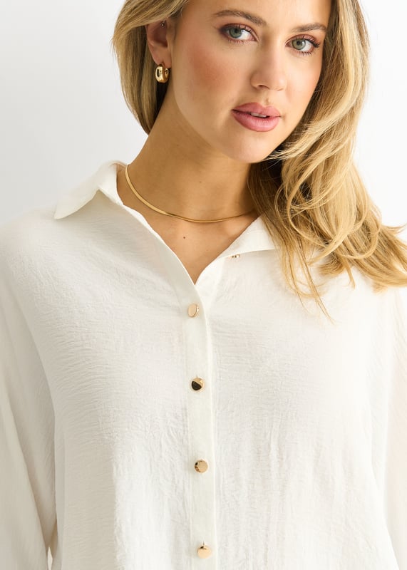 Gönnen Sie sich mühelose Eleganz mit unserer weißen Kimono-Bluse in Übergröße. Mit ihrer übergroßen Passform und der luxuriösen weißen Farbe ist diese Bluse perfekt für jeden Anlass. Der Kimono-Stil verleiht ihr einen Hauch von Raffinesse, während die bequeme und luftige Passform sie perfekt für den ganzen Tag macht. Peppen Sie Ihre Garderobe mit diesem zeitlosen Stück auf.