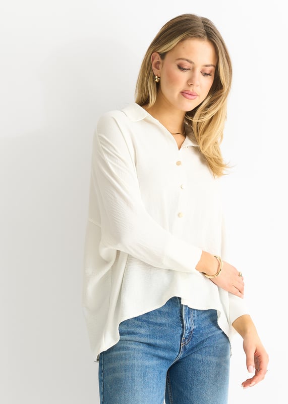 Gönnen Sie sich mühelose Eleganz mit unserer weißen Kimono-Bluse in Übergröße. Mit ihrer übergroßen Passform und der luxuriösen weißen Farbe ist diese Bluse perfekt für jeden Anlass. Der Kimono-Stil verleiht ihr einen Hauch von Raffinesse, während die bequeme und luftige Passform sie perfekt für den ganzen Tag macht. Peppen Sie Ihre Garderobe mit diesem zeitlosen Stück auf.