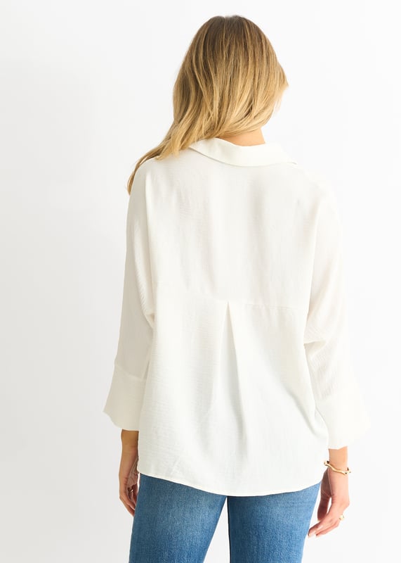 Gönnen Sie sich mühelose Eleganz mit unserer weißen Kimono-Bluse in Übergröße. Mit ihrer übergroßen Passform und der luxuriösen weißen Farbe ist diese Bluse perfekt für jeden Anlass. Der Kimono-Stil verleiht ihr einen Hauch von Raffinesse, während die bequeme und luftige Passform sie perfekt für den ganzen Tag macht. Peppen Sie Ihre Garderobe mit diesem zeitlosen Stück auf.