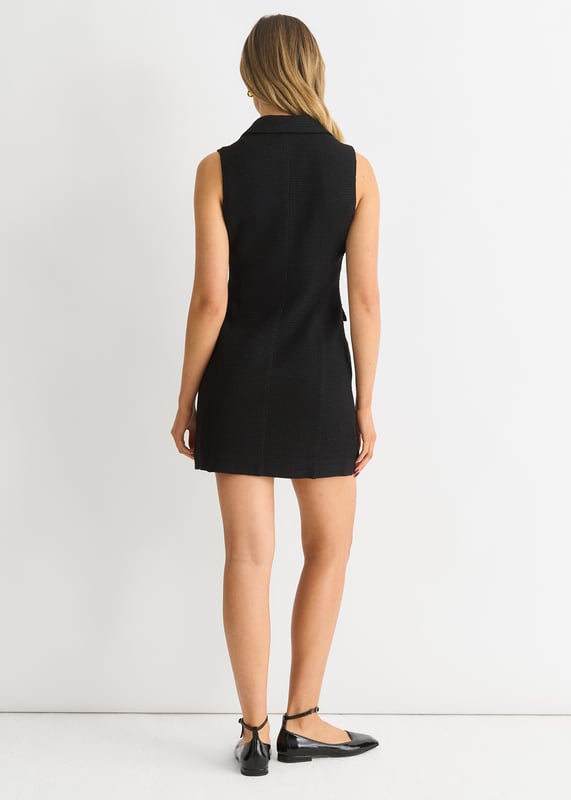Erhöhen Sie Ihren Stil mit unserem Double Breast Boucle Blazer Mini Dress. Das raffinierte Blazer-Design aus luxuriösem Boucle-Stoff verleiht jedem Anlass modisches Flair. Dieses Minikleid mit doppeltem Brustverschluss strahlt Exklusivität und Eleganz aus. Ihr Lieblingsstück für jeden Anlass.