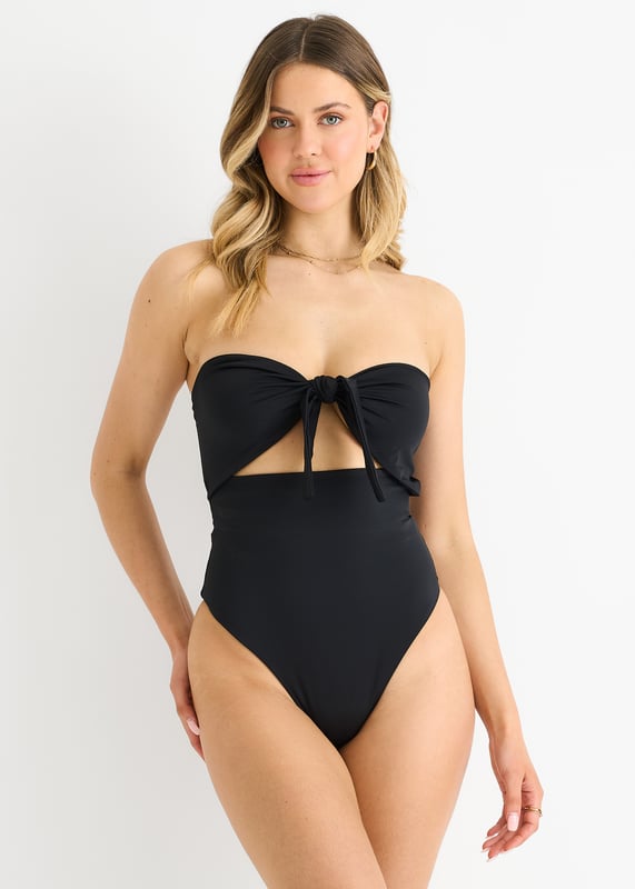 ¡Prepárate para la playa con nuestro bañador Front Tie Bandeau! Este elegante bañador presenta un diseño de lazo frontal que añade un toque de elegancia a tu traje de baño. Perfecto para cualquier ocasión, te sentirás segura y elegante con esta prenda imprescindible.
