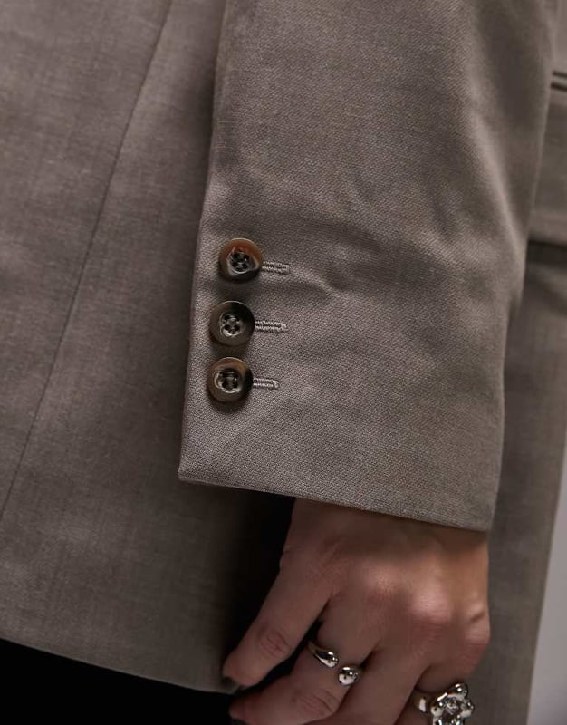 Blazers by Topshop Welcome to the next phase of Topshop Notch lapels Padded shoulders Side pockets Single button fastening Oversized fitSold By: Asos