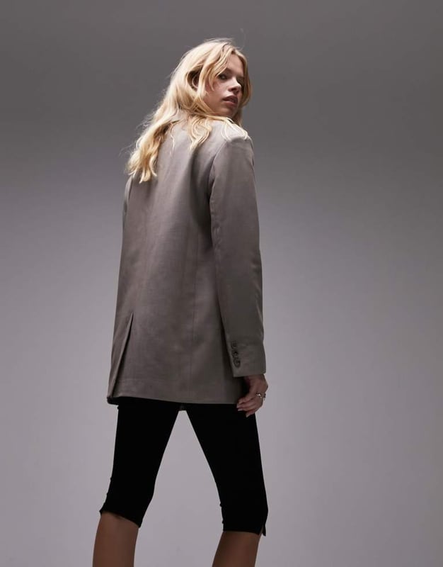 Blazers by Topshop Welcome to the next phase of Topshop Notch lapels Padded shoulders Side pockets Single button fastening Oversized fitSold By: Asos
