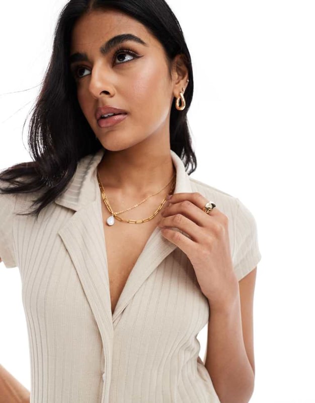 Jumpers & Cardigans by Vero Moda Part of a co-ord set Trousers sold separately Revere collar Button placket Short sleeves Regular fitSold By: Asos
