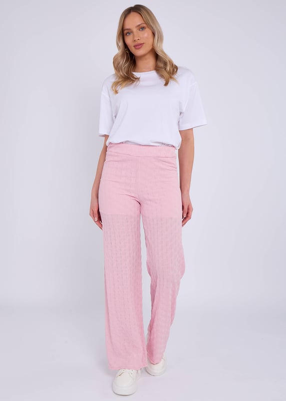 Onze Roze Elastische taillebroek met textuur is moeiteloos stijlvol en comfortabel en perfect voor elke gelegenheid. Het flatterende uitlopende ontwerp en de elastische taille zorgen voor een chique en gemakkelijke pasvorm, terwijl de geweven stof een vleugje verfijning toevoegt. Verfraai je garderobe met deze veelzijdige broek.