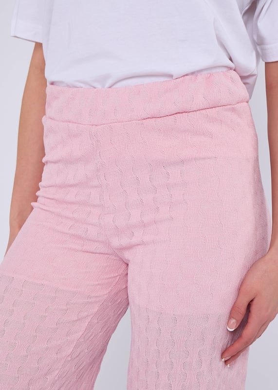 Onze Roze Elastische taillebroek met textuur is moeiteloos stijlvol en comfortabel en perfect voor elke gelegenheid. Het flatterende uitlopende ontwerp en de elastische taille zorgen voor een chique en gemakkelijke pasvorm, terwijl de geweven stof een vleugje verfijning toevoegt. Verfraai je garderobe met deze veelzijdige broek.
