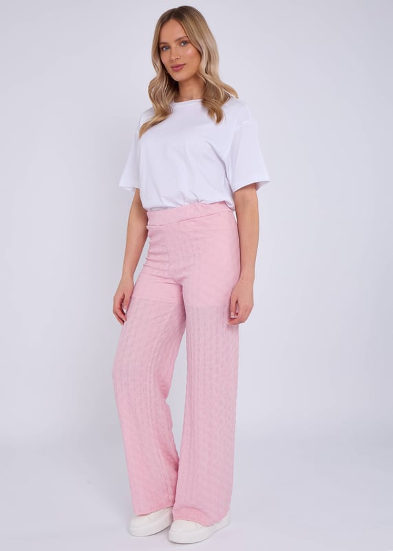 Onze Roze Elastische taillebroek met textuur is moeiteloos stijlvol en comfortabel en perfect voor elke gelegenheid. Het flatterende uitlopende ontwerp en de elastische taille zorgen voor een chique en gemakkelijke pasvorm, terwijl de geweven stof een vleugje verfijning toevoegt. Verfraai je garderobe met deze veelzijdige broek.