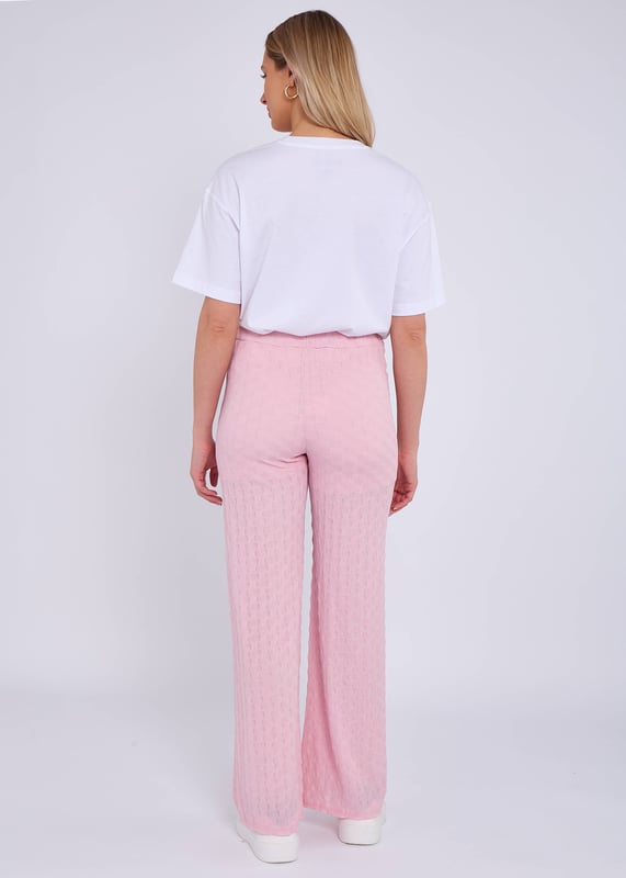 Onze Roze Elastische taillebroek met textuur is moeiteloos stijlvol en comfortabel en perfect voor elke gelegenheid. Het flatterende uitlopende ontwerp en de elastische taille zorgen voor een chique en gemakkelijke pasvorm, terwijl de geweven stof een vleugje verfijning toevoegt. Verfraai je garderobe met deze veelzijdige broek.
