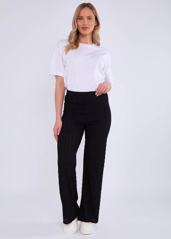 Verhoog je gelegenheidskleding met onze zwarte Elastische taillebroek met textuur. De gestructureerde stof voegt een vleugje elegantie toe, terwijl de elastische taille zorgt voor comfort en een flatterende pasvorm. Deze broek is perfect voor elk speciaal evenement of avondje uit.