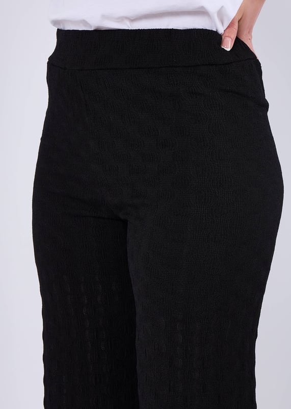 Verhoog je gelegenheidskleding met onze zwarte Elastische taillebroek met textuur. De gestructureerde stof voegt een vleugje elegantie toe, terwijl de elastische taille zorgt voor comfort en een flatterende pasvorm. Deze broek is perfect voor elk speciaal evenement of avondje uit.