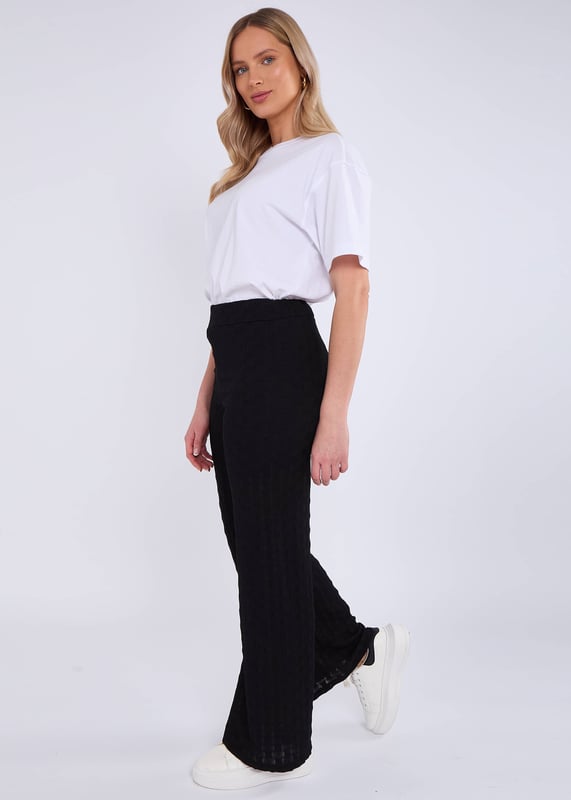 Verhoog je gelegenheidskleding met onze zwarte Elastische taillebroek met textuur. De gestructureerde stof voegt een vleugje elegantie toe, terwijl de elastische taille zorgt voor comfort en een flatterende pasvorm. Deze broek is perfect voor elk speciaal evenement of avondje uit.