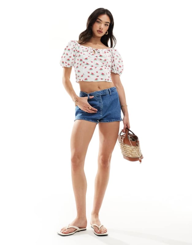 Tops by Vero Moda Introduce it to your other nice tops Sweetheart neck Puff sleeves Tie front Shirred, stretch panel to back Regular fitSold By: Asos