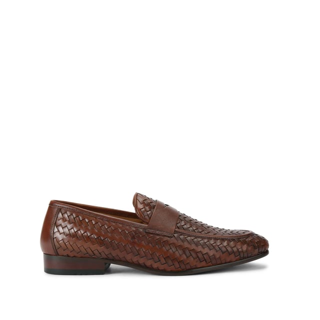 This KG Kurt Geiger Conrad flat shoe is crafted from a tan leather which is in a woven design across the upper. There is a cutout on the strap.