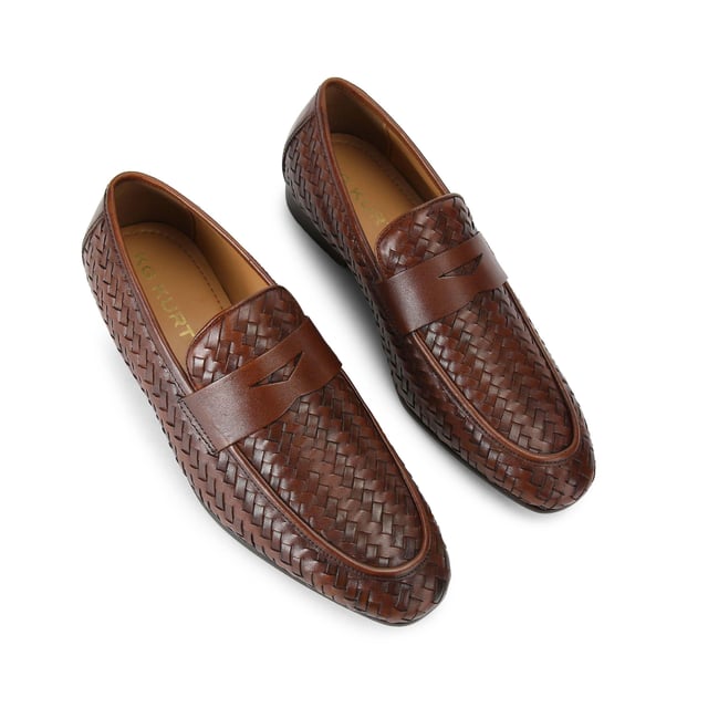 This KG Kurt Geiger Conrad flat shoe is crafted from a tan leather which is in a woven design across the upper. There is a cutout on the strap.