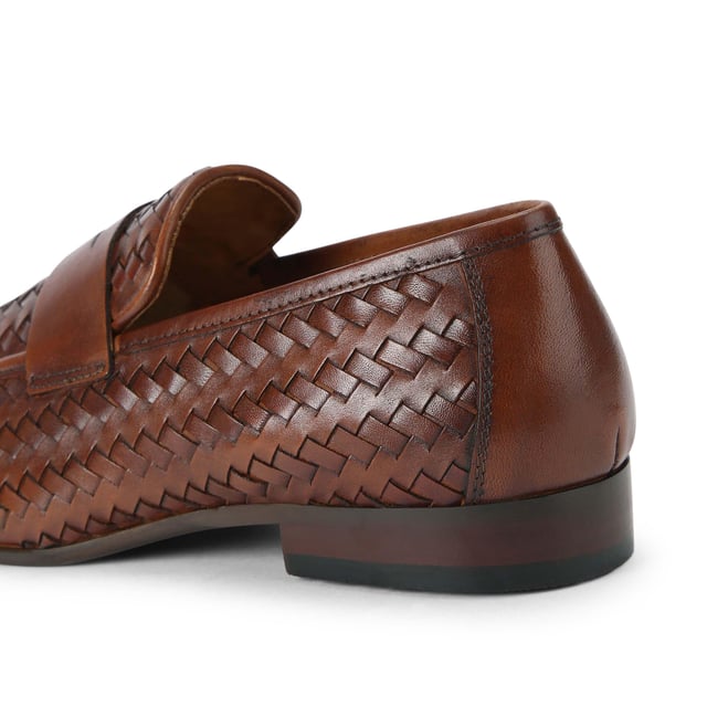 This KG Kurt Geiger Conrad flat shoe is crafted from a tan leather which is in a woven design across the upper. There is a cutout on the strap.